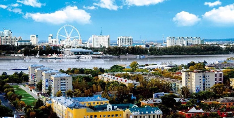 黑河以黑龙江主航道中心为界 与俄罗斯远东第三大城市 阿穆尔州首府布